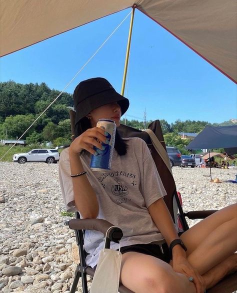 bucket hat, basic bucket hat, bucket hat outfit inspo, summer, ootd, fashion, shopping, amazon Hat For Beach, Bucket Hat Outfit, Summer Bucket Hat, Hat Aesthetic, Summer Poses, Hat Outfit, Outdoor Vacation, 사진 촬영 포즈, Beach Golf