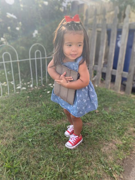 Denim, converse with a hint of red 💋 Baby Converse Outfit, Red Converse Fits, Red Minnie Mouse Converse, Red Sneakers Outfit, Converse Shoes Outfit, Red Converse Outfit, Red Boots Outfit, Red Converse Baby, Toddler Red Floral Dress