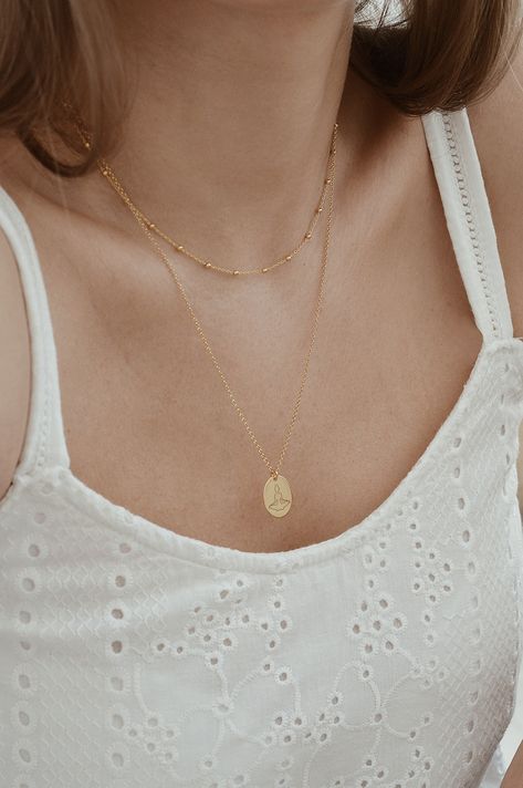 Gold Jewelry Pale Skin, Golden Necklace Aesthetic, Necklace Design Ideas, Gold Necklace Design, Women Gold Necklace, Vintage Gold Necklace, Jewelry Product Shots, Accesories Jewelry, Golden Necklace