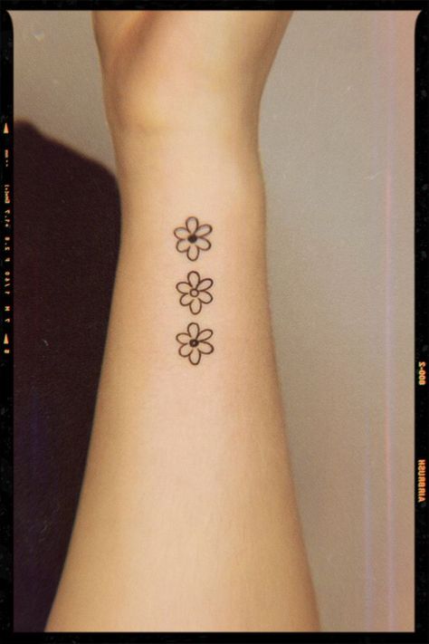 Small Tattoo 3 Daisy Tattoo Small, Tiny Feminine Tattoos, Small Daisy Tattoo, Small Henna Designs, Tiny Flower Tattoos, Daisy Flower Tattoos, Floral Back Tattoos, Wrist Henna, Simple Flower Tattoo