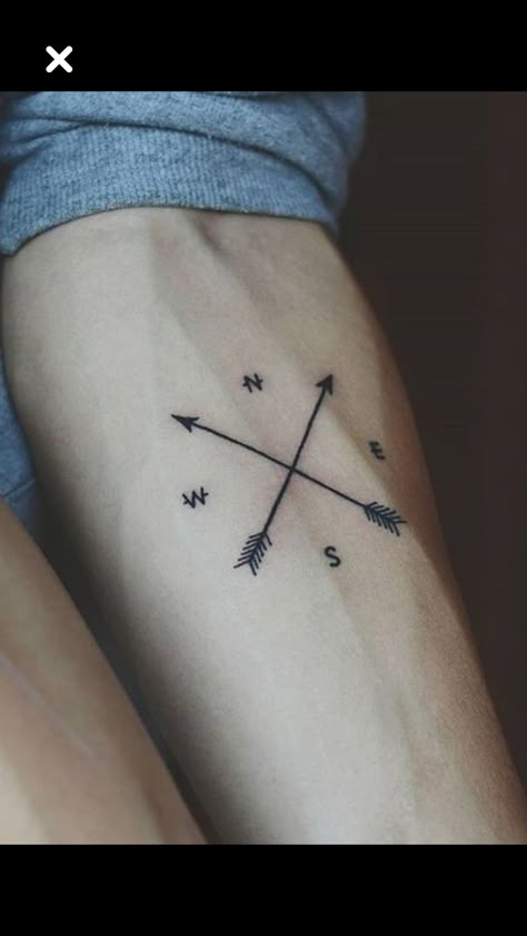 Tatto Mens Simple Forearm Tattoos, Minimal Arrow Tattoo, Cool Simple Tattoos For Guys, Cool Simple Tattoos, Arrow Compass Tattoo, Compass Tattoos, Tatuagem Masculina Pequena, Simple Tattoos For Guys, Compass Tattoo Design