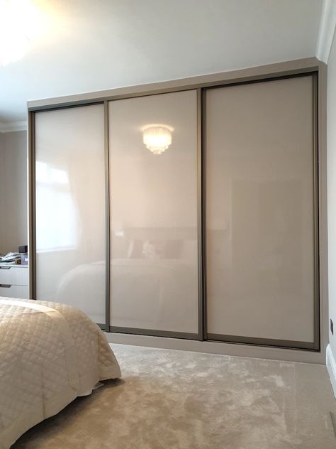 Cupboard Sliding Doors, Wardrobe Small Room, Aluminum Cupboard Designs, Slide Wardrobe Design, Sliding Cupboard Ideas Bedroom, Sliding Wardrobe Doors Luxury, Wall Wardrobe Design, Sliding Door Wardrobe Designs, Wardrobe Design Modern