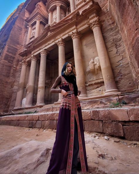 Solo traveling. Solo female traveler. Solo traveler. Solo trip. Abaya dress. Jordan. Trip to Jordan. Petra Jordan. The Treasury. Traditional Jordanian dress. Traditional dresses. Fashion. Outfit of the day. The lost city of Petra. Traveler. Traveling. Solo Female traveler. Jordanian Traditional Clothing, Petra Jordan Outfit, Jordanian Fashion, Jordanian Clothing, Petra Outfits, Jordanian Dress, Desert Details, Jordan Trip, Solo Traveling