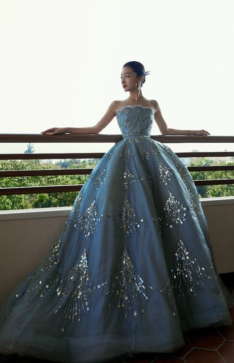 Modern Day Ball Gowns, Blue Haute Couture Gowns, Blue Ball Gown Fairytale, Dior Blue Dress, Royal Ball Gowns, Look Gatsby, Addie Larue, Beautiful Ball Gowns, Vintage Ball Gowns