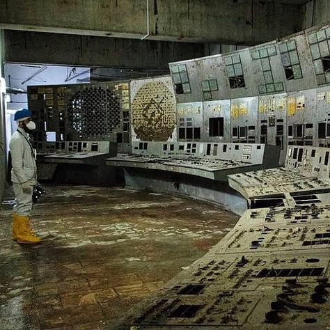 Feature from @jeffreygarriock - That's me. This is the control room of Chernobyl Reactor #4. In this room, on April 26th, 1986, a series… Wasteland Environment, Chernobyl Reactor, Chernobyl 1986, Chernobyl Nuclear Power Plant, Chernobyl Disaster, Desert Places, Control Room, Historical People, That's Me