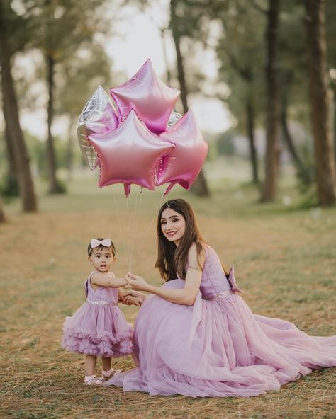 Mom And Daughter Poses, Child Image, Baby Captions, Long Skirt And Top, Mom Daughter Outfits, Family Photoshoot Poses, Daughter Outfits, Shadi Dresses, Girls Party Wear