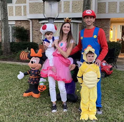 Super Mario Family Costume Ideas, Super Mario Bros Halloween Costumes Family, Mario Brothers Halloween Family, Mario Bros Halloween Costumes Family, Diy Super Mario Family Costume, Family Super Mario Costumes, Super Mario Bros Family Costumes, Mario Brothers Family Costumes, Mario Bros Family Costumes