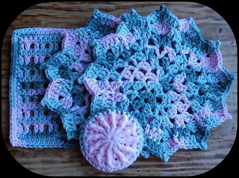 [Free Pattern] The Easiest And Quickest Flower Dishcloth Ever! - Knit And Crochet Daily Flower Dishcloth, Crochet Washcloths, Kitchen Crochet, Crochet Puff Flower, Crochet Flowers Free Pattern, Dishcloth Crochet Pattern, Washcloth Pattern, Crochet Dishcloth, Crochet Washcloth