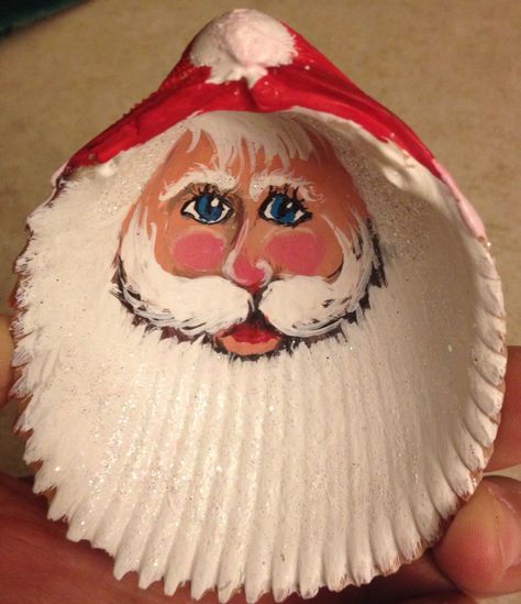 Painted Christmas Seashells, Santa Shell Ornament, Painted Shells Christmas, Painted Seashells Ideas, Painting Shells Ideas, Painted Sea Shells Ideas, Shell Ornaments Diy, Seashell Painting Ideas, Painting Sea Shells