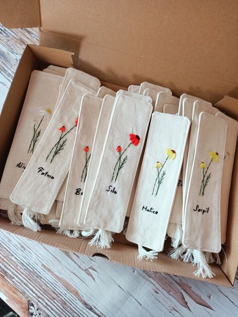 Personalized floral bookmarks are prepared with love for you. If you wish, you can order in bulk for report card gifts or graduation souvenirs.  You can contact me 👍 Embroidered Teacher Gifts, Wedding Bookmarks Favors, Graduation Souvenirs Ideas, Graduation Preparation, Small Graduation Gift, Wedding Bookmark, Personalised Bookmarks, Graduation Souvenirs, Embroidered Bookmarks