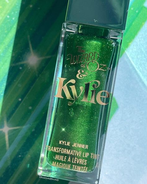 Kylie Jenner Lipgloss, Skincare Time, Shrek Cake, Kylie Jenner News, Hydrated Lips, Green Lips, Essence Makeup, Princess Makeup, Disney Makeup