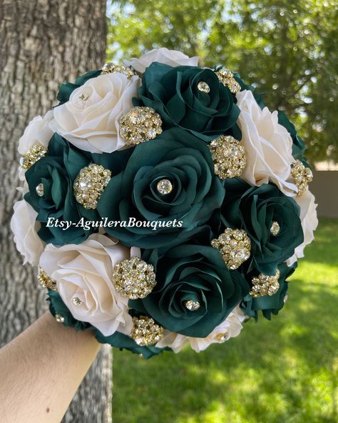 This bouquet is handmade with emerald green roses and champagne roses with beautiful gold brooches. The design can be change if requested. I can do it in different colors. Please message me the color. *This bouquet is 10 inches in diameter* Please contact me with any questions! :) Emerald Green 15 Bouquet, Green Quinceanera Flowers, Champagne And Emerald Green Quince, Quinceanera Ramos Emerald Green, Emerald Green And Gold Quince Ramo, Rose Gold And Hunter Green Wedding, Gold Bouquet Quinceanera, Emerald Green Quinceanera Bouquet, Emerald 15 Dresses Quinceanera