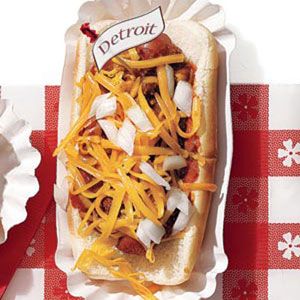 Detroit Lions-Coney Island Dog  Detroit is home to the Lions and the dogs — Coney Island Dogs, that is. The famous hot dog was popularized in Detroit. It's served topped with all-beef chili, raw white onion, yellow mustard, and shredded Cheddar Nfl Recipes, Hot Dog Styles, Coney Island Hot Dog, Coney Sauce, American Hot Dogs, Coney Dog, Easy French Toast Recipe, Flag Food, Hot Dog Bar