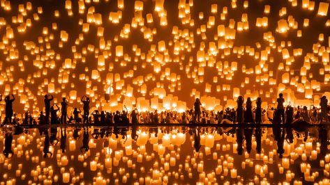 Yi Peng Lantern Festival, Floating Paper Lanterns, Bing Wallpaper, Daily Wallpaper, Hotel Rooftop Bar, About Letting Go, Snow Light, Royal Pavilion, Sky Lanterns