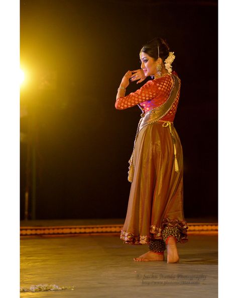 29 Likes, 5 Comments - PhotonicYatra SN Photography (@suchitnanda) on Instagram: “Meghranjani Medhi is a young and promising artist of Kathak dance.  Marami Medhi, Meghranjani,…” Katak Dance, Kathak Costume, Kathak Dance, Dance Of India, Dancer Photography, Indian Classical Dance, Dance Images, Classical Dance, Indian Paintings