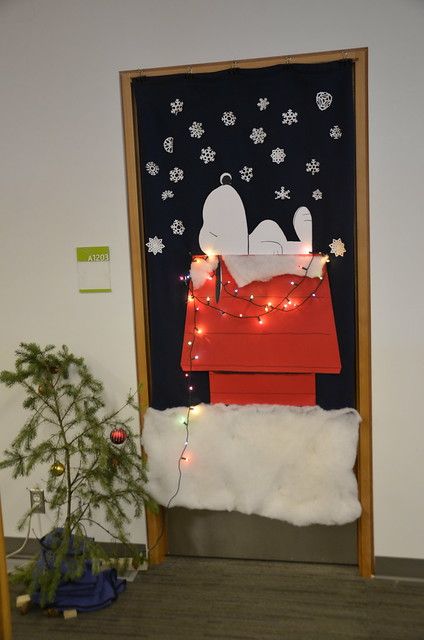 Office Door Holiday Decorations, Xmas Door Decoration, Snoopy Door Decorations Christmas, Christmas Locker Ideas, Snoopy Christmas Door Decorations, Locker Christmas Decorations, Snoopy Door Decorations, Snoopy Door Decorations Classroom, Christmas Door Decorating Contest Apartment