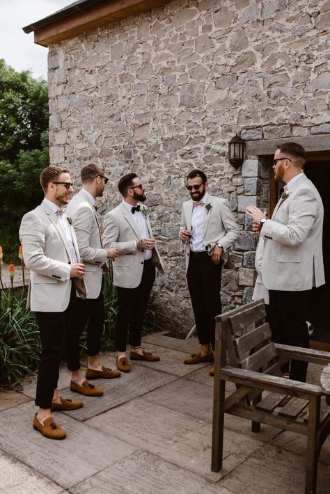 Beach Wedding Groom, Summer Wedding Suits, Wedding Groomsmen Attire, Mens Wedding Attire, Groom Wedding Attire, Groomsmen Outfits, Festival Bride, Trouser Suit, Groom And Groomsmen Attire