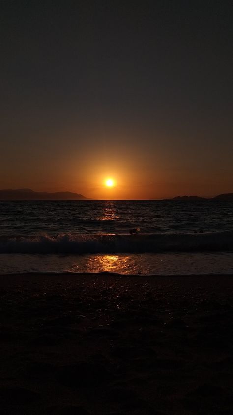 Sunset 🌅 Dark Sunrise Aesthetic, Dark Beach Sunset, Dark Sunset Aesthetic, Sea Waves Aesthetic, Dark Sunrise, Photogenic Poses, Sunset Beach Aesthetic, Dark Sunset, Ipad Layout