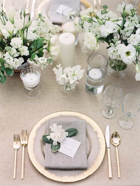 Gold Wedding Decorations Receptions, Summer Wedding Centerpieces, Gold Place Setting, Gold Wedding Reception, Flowers And Candles, Elegant Wedding Centerpiece, Tafel Decor, Sage Wedding, Boda Mexicana