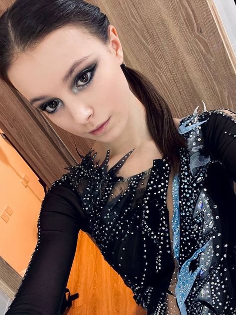 Kim Yuna, Beauty App, Russian Figure Skater, Anna Shcherbakova, Olympic Champion, Diy Beauty Hacks, Skating Dresses, Figure Skater, Pretty Makeup