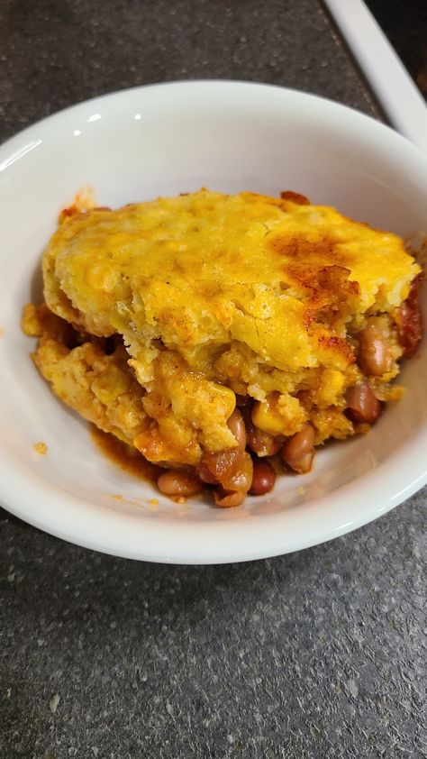 This is easy vegetarian comfort food! Slow Cooker Cornbread Casserole is a quick recipe that's perfect for cold Fall evenings. Cowboy Cornbread Casserole Crockpot, Slow Cooker Cornbread, Crockpot Cornbread, Food Slow Cooker, Jiffy Cornbread Mix, Vegetarian Comfort Food, Vegetarian Bean Chili, Cornbread Casserole, Jiffy Cornbread