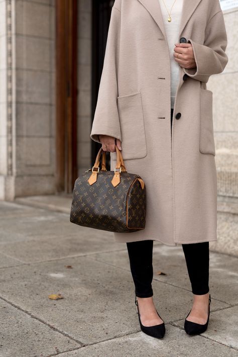 Louis Vuitton Handbags Classic, Speedy Outfit Louis Vuitton, Lv Speedy 25 Outfit, Speedy Bag Outfit, Louis Vuitton Purse Outfits, Louis Vuitton Crossbody Bag Outfit, Louis Vuitton Speedy 25 Outfits, Luis Vuitton Speedy, Speedy 30 Outfit