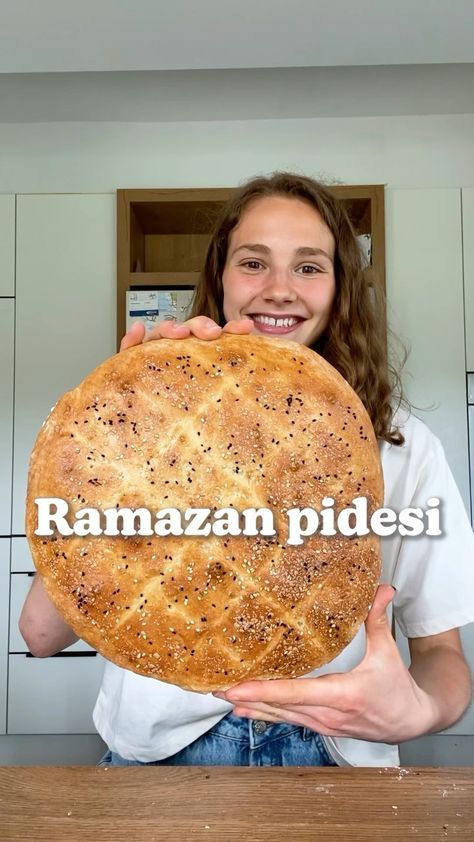 fitgreenmind on Instagram: RAMAZAN PIDESI 😍🫓 It. Is. So. Fluffy.👏 I’ve tried making the perfectly fluffy Turkish flatbread for a few times and FINALLY I nailed it. 🤗… Lentil Bread Vegan, No Oven Turkish Bread, Vegan Turkish Bread, Vegan Challah Bread, Nigella Seeds, Vegan Bread, Flatbread, Plant Based Recipes, Plant Based