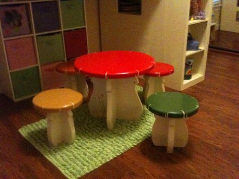 DIY Kids Mushroom Table and Toad Stools THIS WOULD BE SO CUTE OUTSIDE NEAR THEIR FAIRY GARDEN :) Classroom Stools, Outdoor Toy Storage, Diy Mushroom, Swing Set Diy, Diy Kids Furniture, Diy Playhouse, Diy Playground, Mushroom Table, Kids Stool