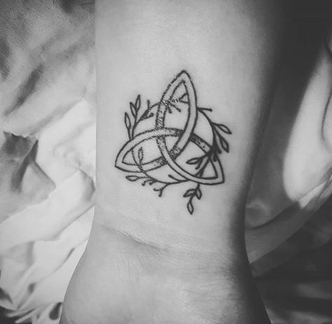 Triple Knot Tattoo, Trinity Knot Tattoo Flowers, Triquetra Tattoo Women Flower, Gaelic Tattoo For Women, Triquetra Tattoo With Flowers, Celtic Knot Tattoo For Women, Small Celtic Tattoos For Women, Triquetra Tattoo Women, Scottish Tattoo Ideas