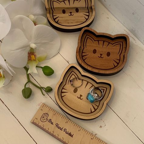 Art Fair Booth, Laser Crafts, Wood Laser Ideas, Cat Ring Holder, Emprendimiento Ideas, Veneer Plywood, Wood Napkin Holder, Scroll Saw Patterns Free, Laser Cut Wood Crafts