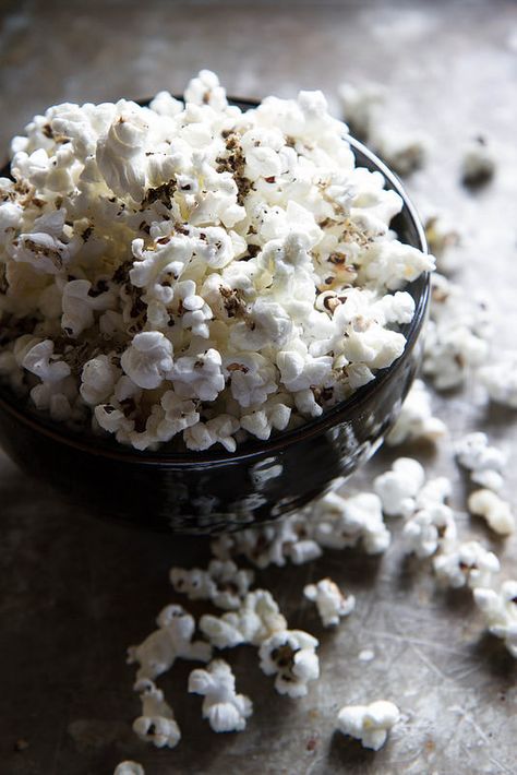 Black Truffle Popcorn Popcorn Photoshoot, Nutritional Yeast Popcorn, Popcorn Photography, Popcorn Recipes Chocolate, Culinary Photography, Kettle Corn Recipe, Truffle Popcorn, Wild Rose Detox Recipes, Black Truffle Oil