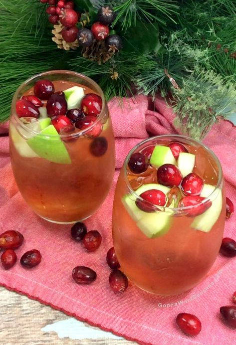 Cranberry Apple Bourbon Cocktail Autumn Sangria, Fall Punch, Thanksgiving Sangria, Couple Recipes, Fall Sangria Recipes, Rosé Sangria, White Wine Sangria Recipe, Resep Koktail, Spanish Party