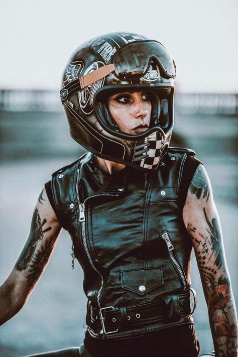 Tattoo Biker Girl by Simone De Ranieri Motorcycle Reference, Biker Lady, Woman Biker, Biker Halloween, Women Bikers, Nine T Bmw, Biker Helmet, Biker Women, Lynn Painter