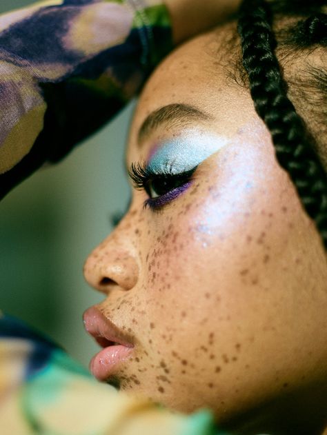 Alissa Ashley on Twitter: "Some shots of Salem 🦋  makeup by Priscilla Ono… " Priscilla Ono Makeup, Sza Freckles, Alissa Ashley Makeup, Eyeshadow Editorial, Salem Mitchell, Alissa Ashley, Simone Ashley On Instagram, Beauty Mark, Fenty Beauty