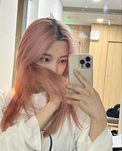 Yeonhee Rocket Punch, Baby Pink Hair, Light Pink Hair, Korean Hair Color, Hair Style Korea, Hair Color Streaks, Rocket Punch, Asian Eyes, Asian Eye Makeup