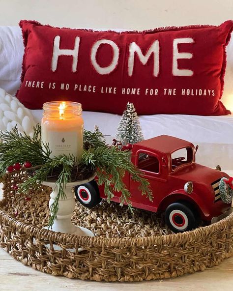 35 Round Tray Décor Ideas for a Gorgeous Centerpiece Round Tray Decor, Christmas Tray Decor, Christmas Vignette, Coffee Table Decor Living Room, Christmas Coffee Table Decor, Tray Decor Christmas, Christmas Vignettes, Christmas Tray, Cute Bunnies