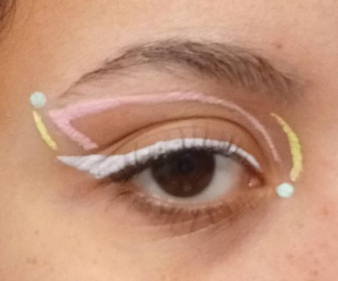 Pastel Graphic Liner, Simple Graphic Eyeliner, Artsy Eyeliner, Pastel Eyeliner, Simple Graphic Liner, Eyeliner Inspo, Pastel Space, Space Makeup, Drawing Hair Tutorial