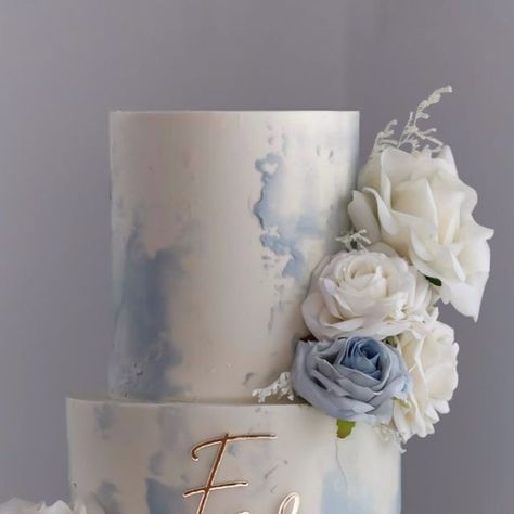 So Layers Wedding Cake Designer Reims on Instagram: "BLUE WEDDING CAKE ✨🤍🩵  Wedding Cake bleu et blanc pour le mariage d’Emeline et Julien.   #cakedesign #cakeart #cakeartist #cakedecorating #luxurycakes #cakelover #cakeinspiration #layercake #weddingcake #gateaumariage #caketrends #luxuryweddingcakes #cakephotography #reimscity #gateauxreimscakes" Pale Blue Wedding Cake, White Cake With Blue Flowers, Blue Buttercream Cake, Light Blue Wedding Cake, Watercolor Wedding Cake, Pale Blue Wedding, Blue Wedding Cake, Wedding Cakes Blue, Gateaux Cake