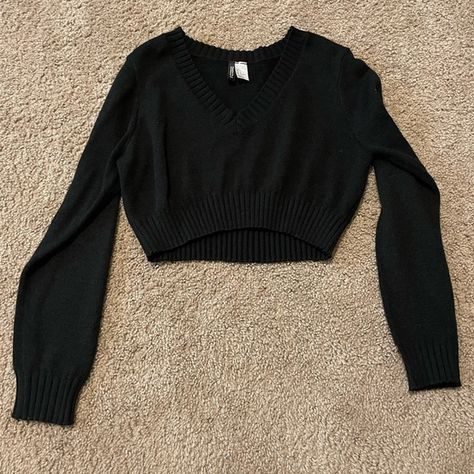 Cropped Sweater Black Sweater Crop Top, Black Crop Top Sweater Outfit, Crop Top Sweater Outfit, Black Crop Sweater, Shifting Closet, Cropped Sweaters, Samantha Smith, Sweater Outfit, Sweater Crop