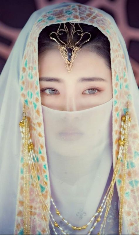 Chinese Face Veil, Asian Mask, Veiled Girl, Face Veil, Ladies Handkerchiefs, Korean Face, Korean Hanbok, Princess Aesthetic, Chinese Clothing