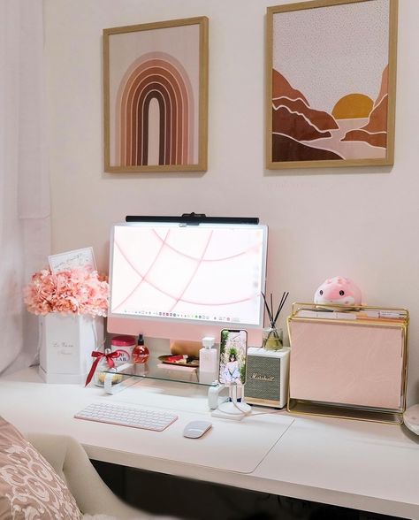 Check out this photo from rossasok Desk Inspo Pink, Modern Desk Ideas, Pink Imac, Pink Desk Decor, Imac Desk, Pink Desktop, College Desk, Desk Idea, Aesthetic Desk