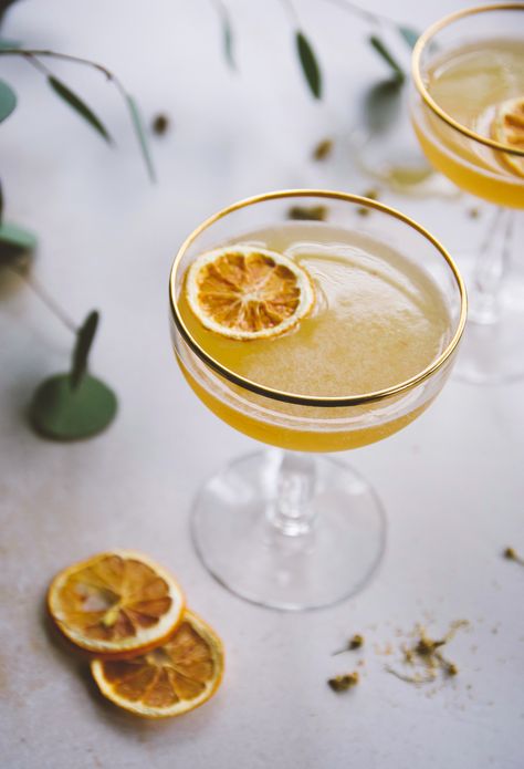 pear + chamomile bee's knees with honey syrup | holly & flora Chamomile Recipes, Honey Cocktail, Honey Drink, Gin Recipes, Orange Drinks, Mojito Recipe, Tea Cocktails, Bee's Knees, Honey Syrup