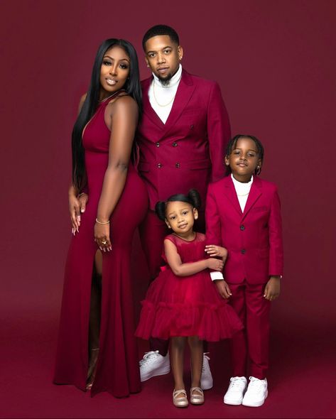 Matching Family Outfits For Pictures, Christmas Family Photo Outfits, Family Christmas Pictures Outfits, Christmas Photo Shoot, Christmas Pictures Outfits, Maternity Photography Poses Outdoors, Christmas Poses, Family Studio Photography, Christmas Family Photoshoot