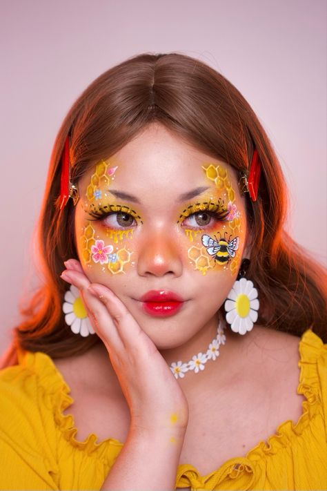 Honey Bee Makeup Look, Bee Makeup Halloween, Bee Makeup Look, Bee Face Painting, Honey Bee Makeup, Bee Face Paint, Bee Face, Bee Makeup, Flower Makeup