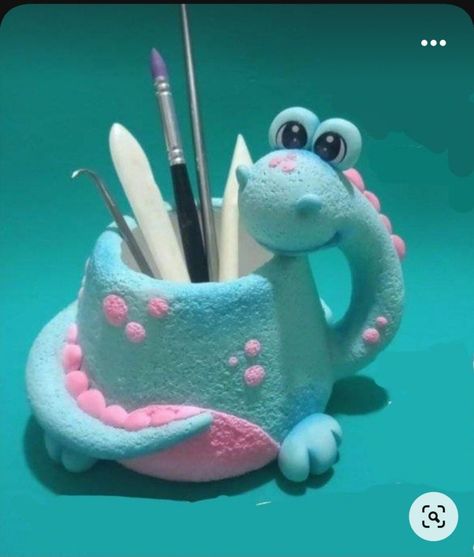 Polymer Clay Pen Holder, Clay Pen Stand, Clay Pen Holder, Porcelanicron Ideas, Diy Pen Stand, Clay Pen, Pen Stand, Tanah Liat, Clay Wall Art