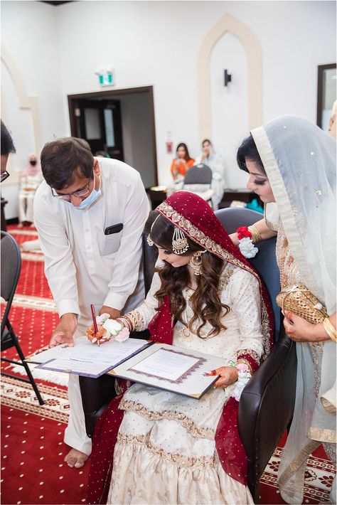 Sabreen + Meraj’s Jame Masjid Nikkah | Photography by Azra Nikkah In Masjid, Dear Ishq, Small Nikkah Ideas, Masjid Nikkah, Nikkah Pictures, Pakistani Nikkah, Nikkah Photography, Nikkah Outfit, Nikah Outfit