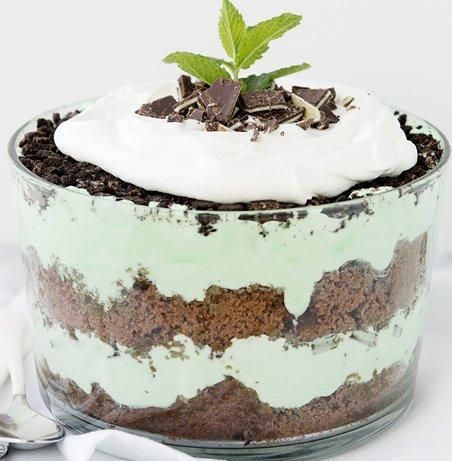 This lovely layered mint-chocolate dessert only requires 25 minutes of prep time. Crème-de-menthe-marshmallow filling adds an unexpected twist—and extra sweetness. The best part? You can make it up to one day ahead (if you don’t devour it first, of course). Grasshopper Trifle, Marshmallow Crème, Mint Chocolate Desserts, Milk Chocolate Cake, Green Desserts, Layered Dessert, Trifle Dish, Trifle Bowl, Trifle Desserts