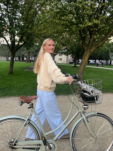 Summer evenings in Copenhagen - Copenhagen style Copenhagen Summer Outfits, Copenhagen Street Style Summer, Denmark Street Style, Scandinavian Fashion Summer, Copenhagen Outfit, Copenhagen Girl, Scandi Street Style, Scandinavian Outfit, Denmark Fashion