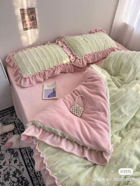 Y2k Bedsheets, Cute Bedsheet, Retro Apartment Decor, Ideas Habitaciones, Dekorasi Kamar Tidur, Cozy Room Decor, Pretty Room, Apartment Decor Inspiration, Dream Room Inspiration