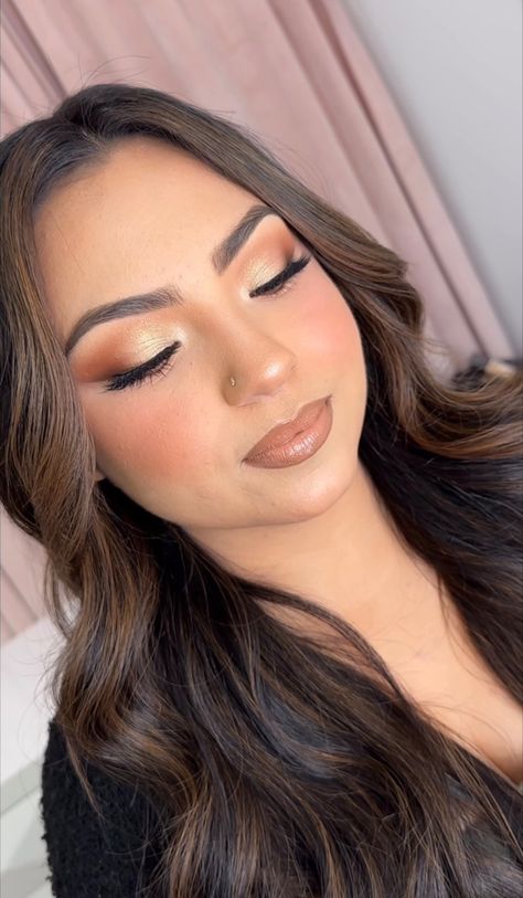 Makeup Looks For White Outfit, Mini Prom Makeup, Natural Gold Makeup Looks, Grade 8 Grad Makeup, Make Terracota, Thanksgiving Makeup Look Simple, Orange Dress Makeup Ideas, Makeup With Orange Dress, Natural Gold Makeup